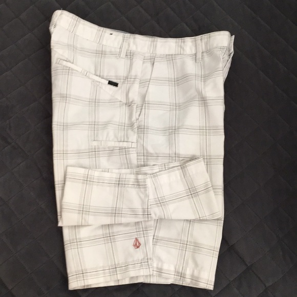 Men’s size 32 Volcom shorts. - Picture 2 of 4